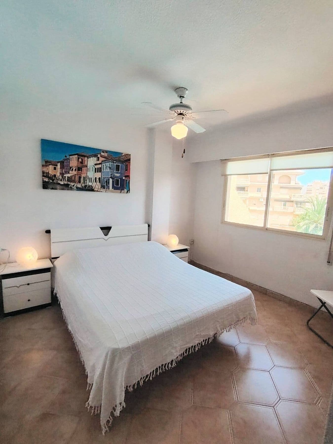 Dormitorio 2 con cama doble y ventilador de techo
