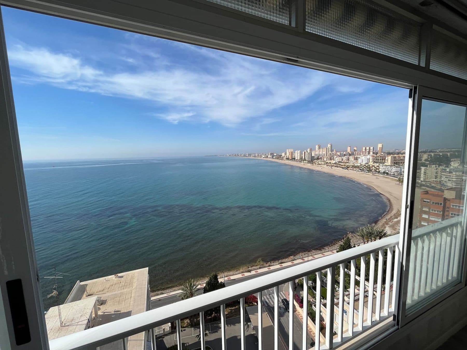 Vue sur la baie d’El Campello et Alicante depuis le penthouse au 15e étage